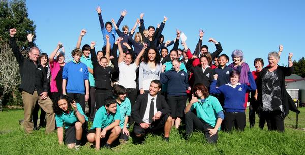 Mangakahia Area School staff and pupils celebrate their Green Gold with members of the Northland and national Enviroschools teams.